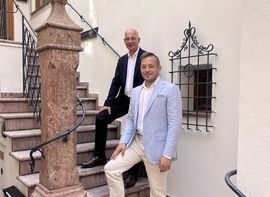 Platzl Technik-Team auf Treppe