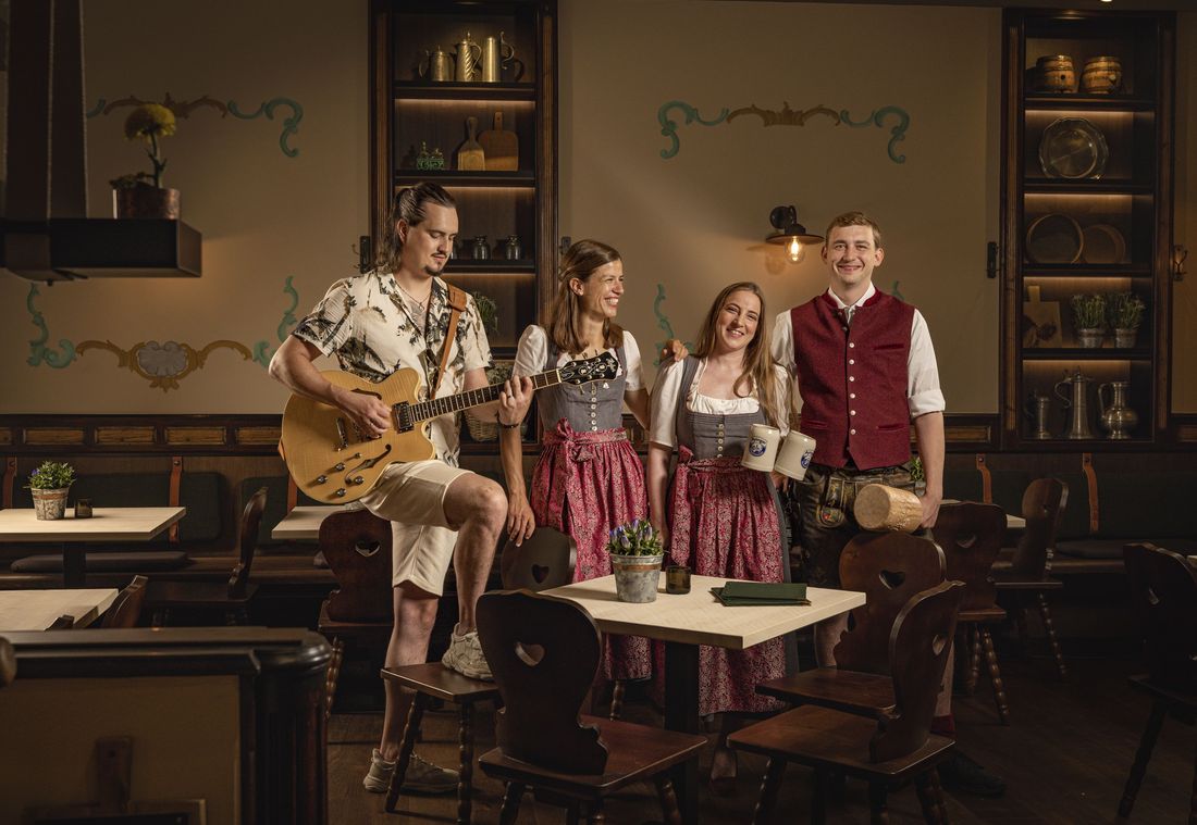 Vier Mitarbeitende im Wirtshaus