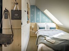 Bett unter Dachschräge im komfortablen Einzelzimmer Anna im Marias Platzl Boutique Hotel München