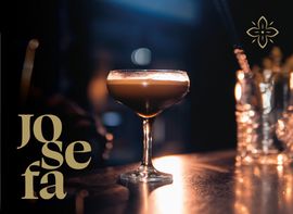 Schönes Glas mit professionellem, verschwommenem Hintergrund, Getränk und Schriftzug Jo Se Fa